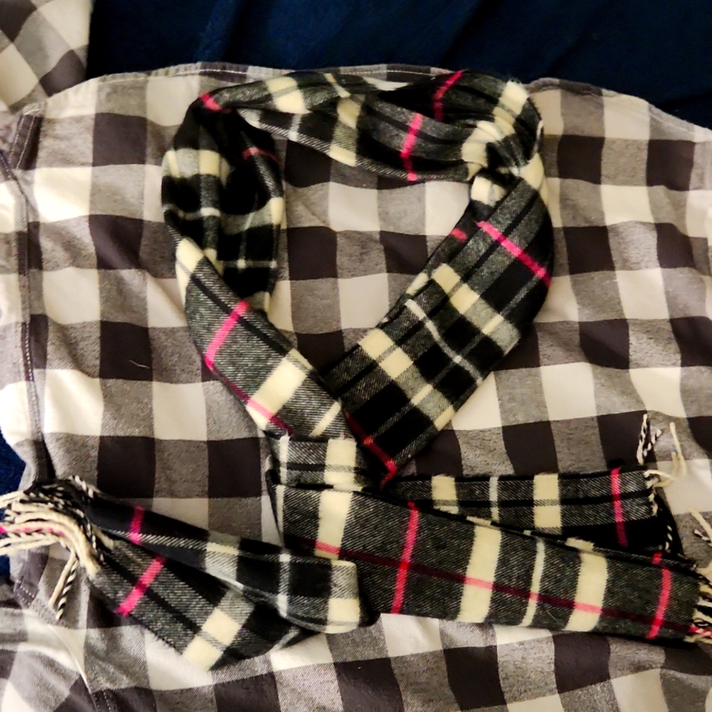 Frilled Black and White scarf with Purple detailing